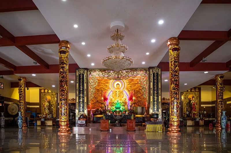 Chánh điện chùa Phật Ngọc Xá Lợi